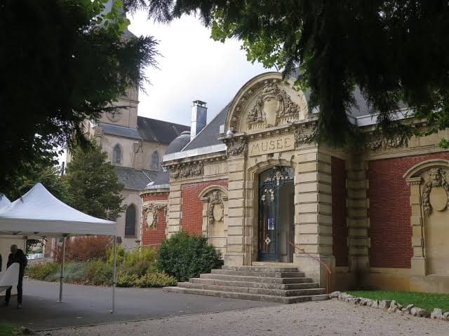 Le musée d'Héricourt et l'église voisine