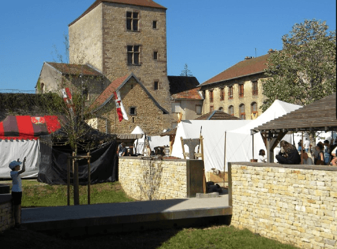 Campement médiéval au pied du château lors de la Fête du Château